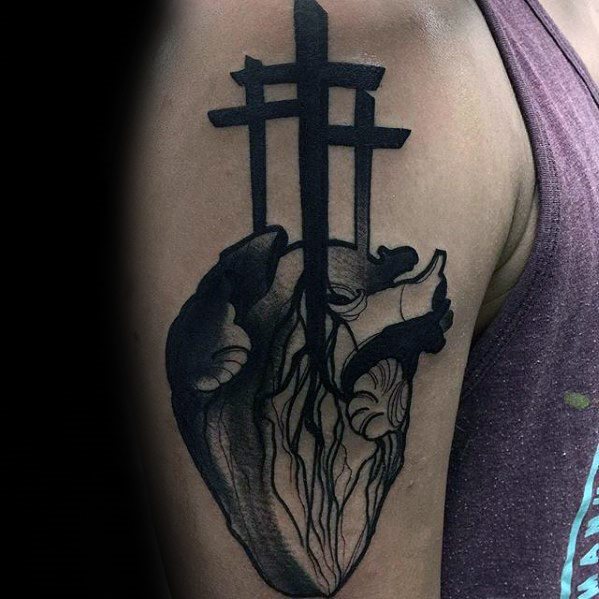 tatuaje preciosa cruz para hombre 36