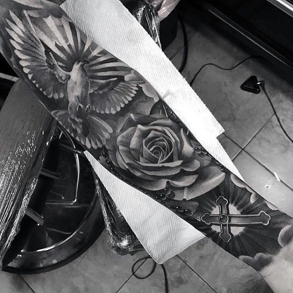tatuaje preciosa cruz para hombre 46