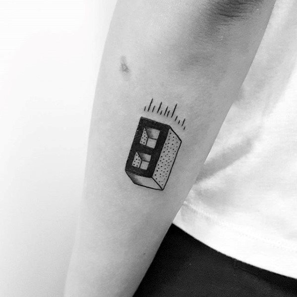 tatuaje simple antebrazo para hombre 13