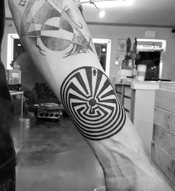 tatuaje simple antebrazo para hombre 34