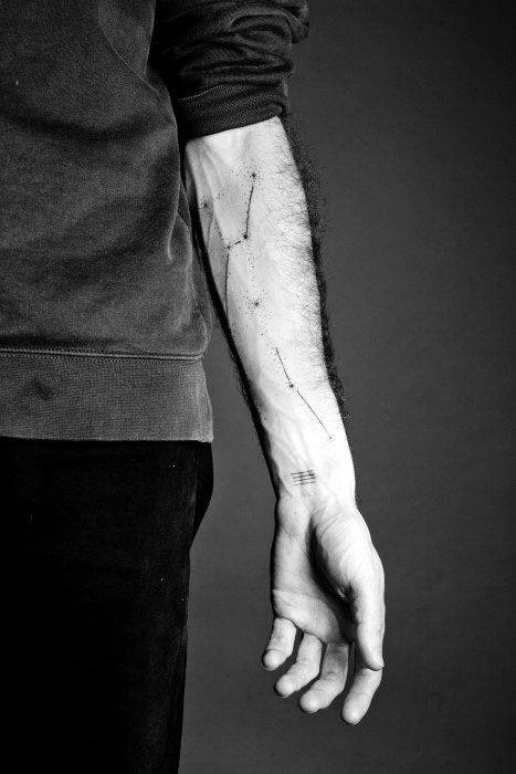 tatuaje simple antebrazo para hombre 35