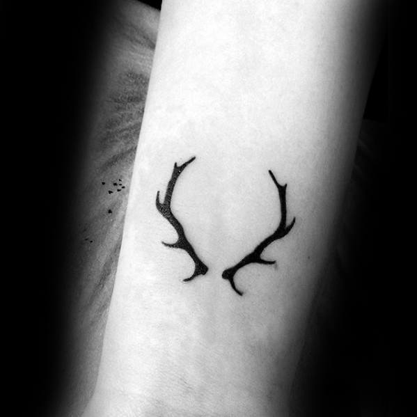 tatuaje simple antebrazo para hombre 42