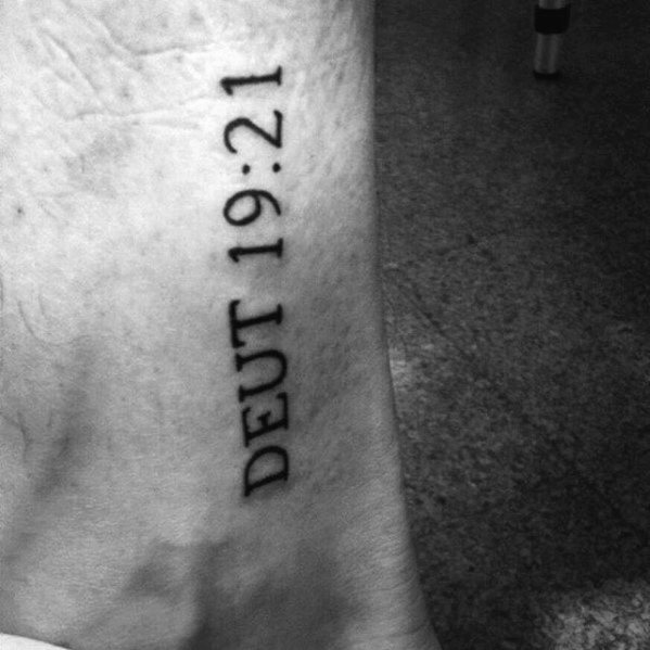 tatuaje simple cristiano para hombre 13