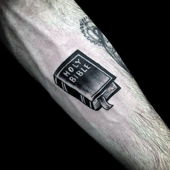 tatuaje simple cristiano para hombre 31