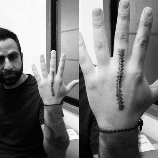 tatuaje simple mano para hombre 01