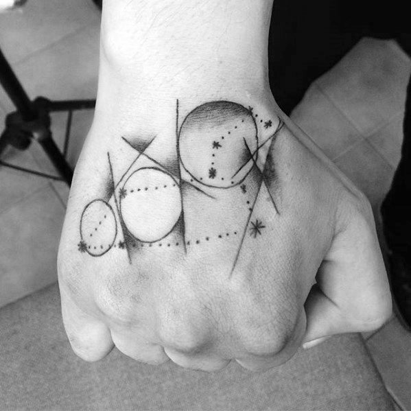 tatuaje simple mano para hombre 02