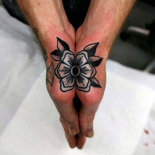 tatuaje simple mano para hombre 04