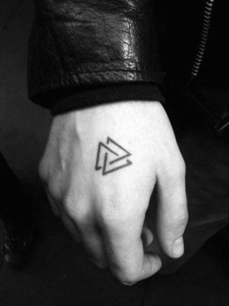 tatuaje simple mano para hombre 05