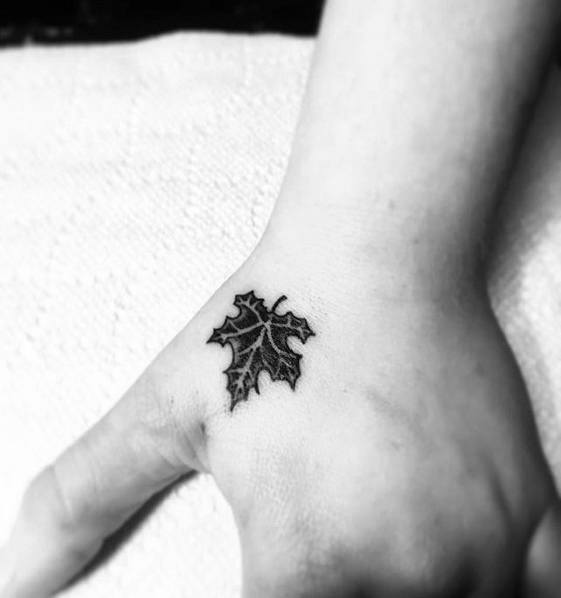 tatuaje simple mano para hombre 06