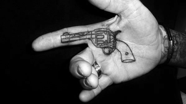 tatuaje simple mano para hombre 07