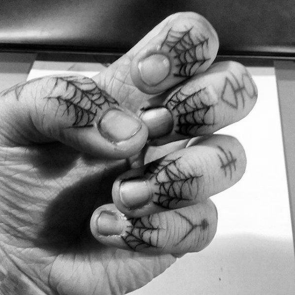 tatuaje simple mano para hombre 08