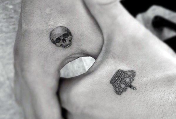 tatuaje simple mano para hombre 10