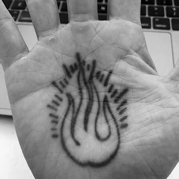 tatuaje simple mano para hombre 15