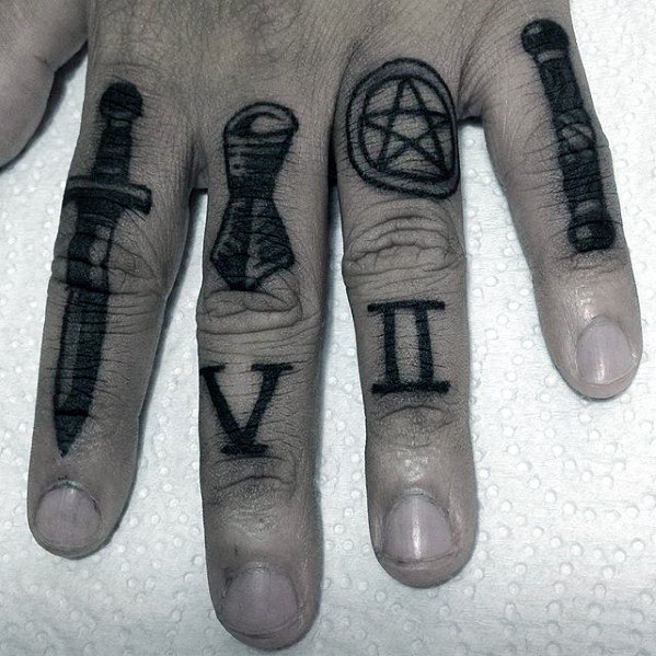 tatuaje simple mano para hombre 18