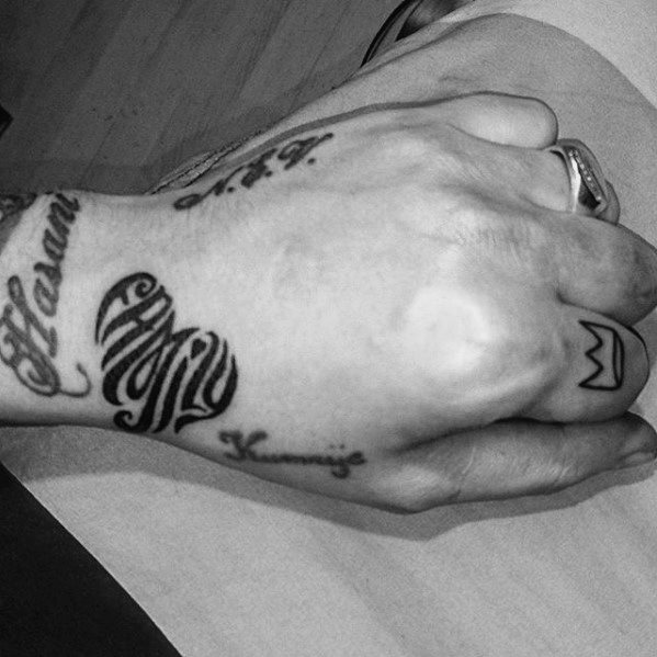 tatuaje simple mano para hombre 21