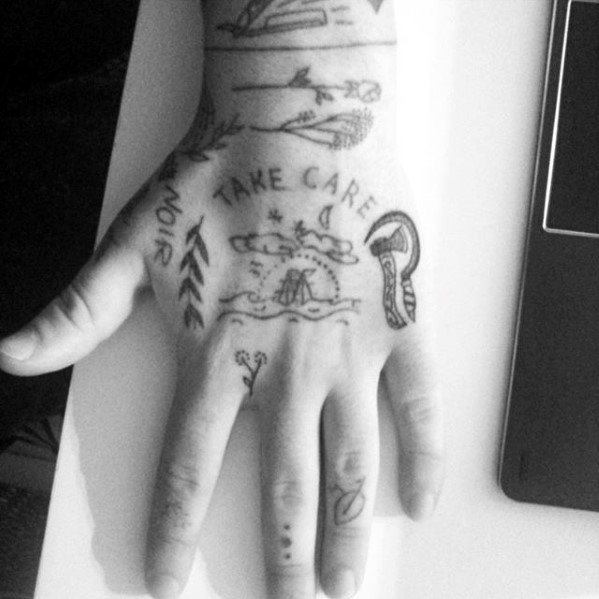 tatuaje simple mano para hombre 22
