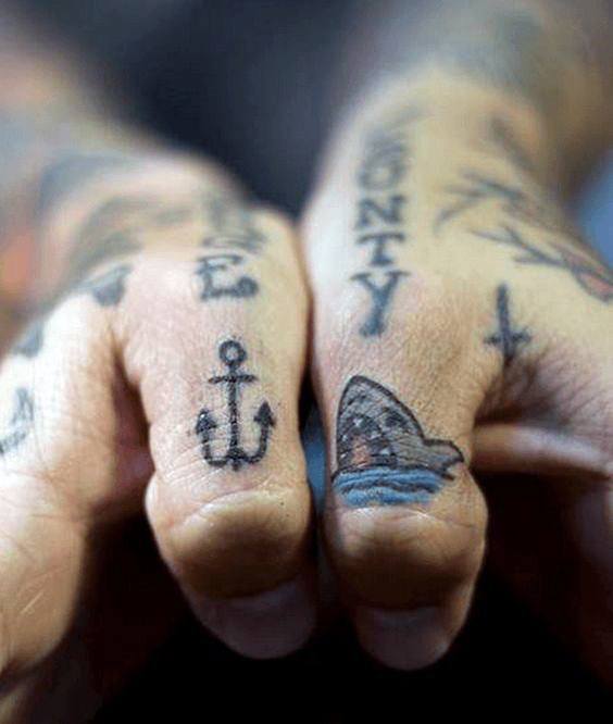 tatuaje simple mano para hombre 24