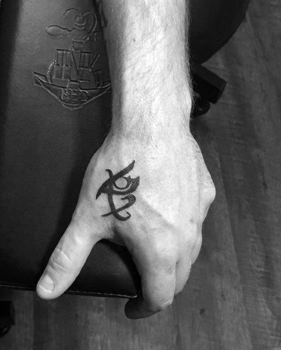 tatuaje simple mano para hombre 27