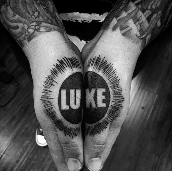 tatuaje simple mano para hombre 29