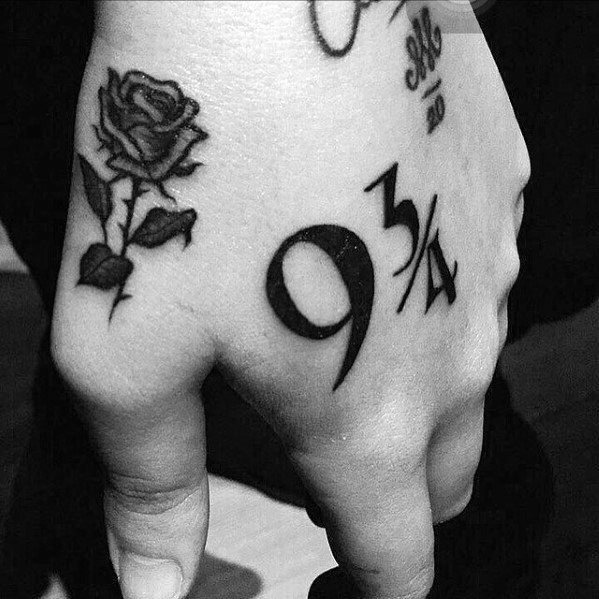 tatuaje simple mano para hombre 30