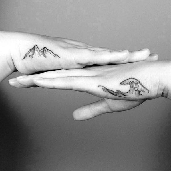 tatuaje simple mano para hombre 31