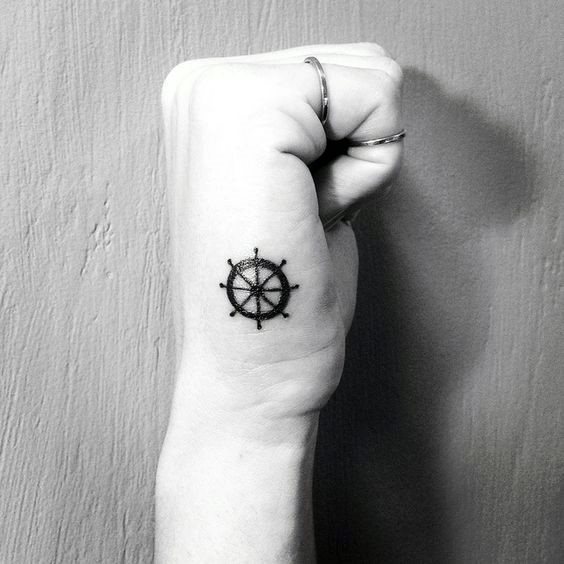 tatuaje simple mano para hombre 32