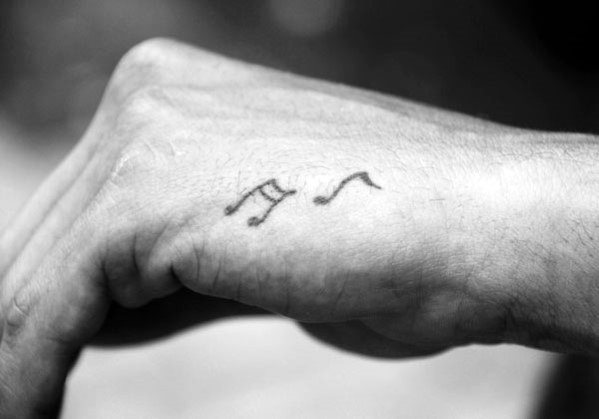 tatuaje simple mano para hombre 34
