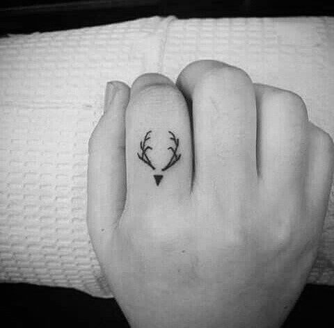 tatuaje simple mano para hombre 35