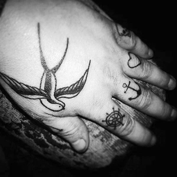 tatuaje simple mano para hombre 38