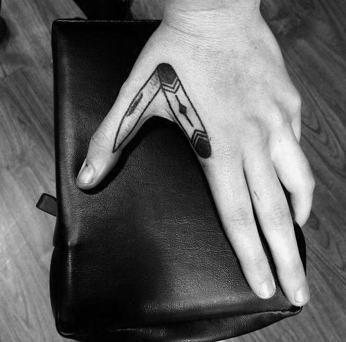tatuaje simple mano para hombre 41