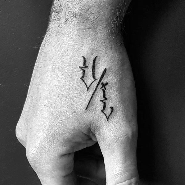 tatuaje simple mano para hombre 42