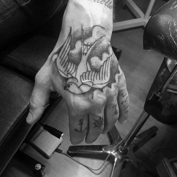 tatuaje simple mano para hombre 44