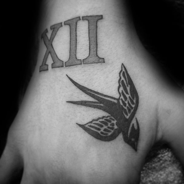 tatuaje simple mano para hombre 46