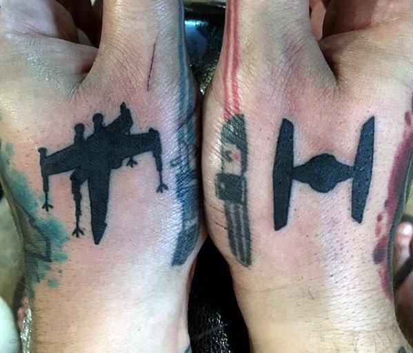 tatuaje simple mano para hombre 52