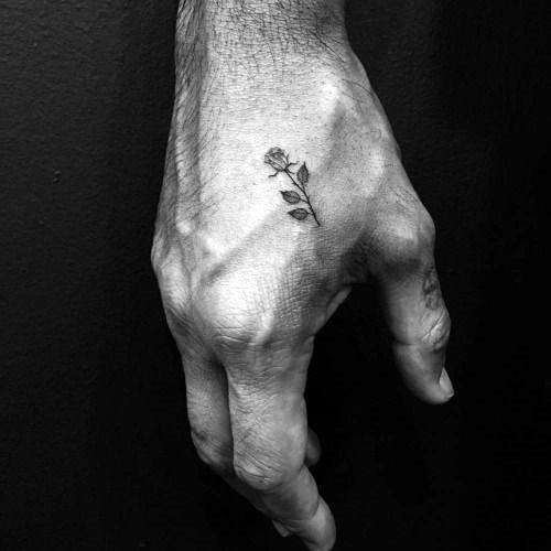 tatuaje simple mano para hombre 53