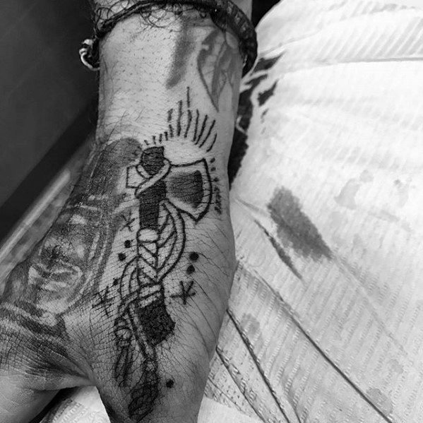 tatuaje simple mano para hombre 54