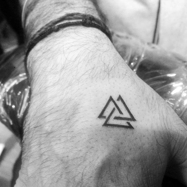 tatuaje simple mano para hombre 55