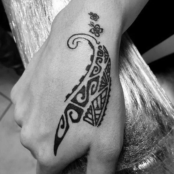 tatuaje simple mano para hombre 56