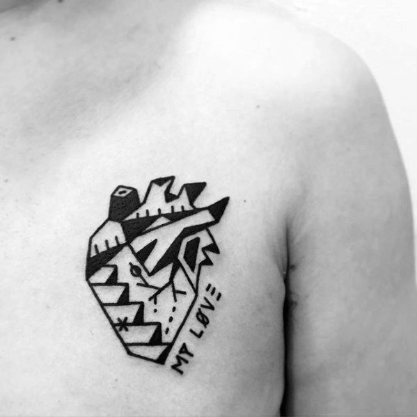 tatuaje simple pecho para hombre 07