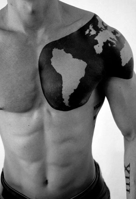 tatuaje simple pecho para hombre 28
