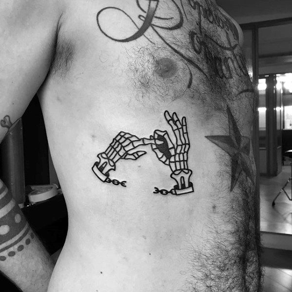 tatuaje simple pecho para hombre 29