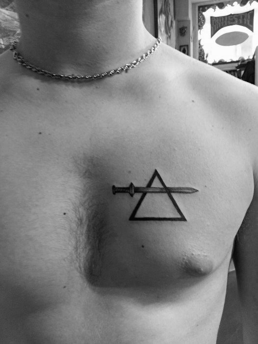 tatuaje simple pecho para hombre 33