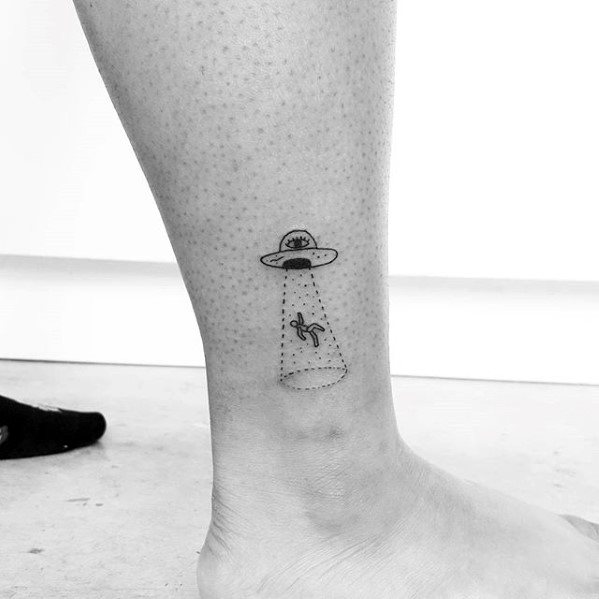 tatuaje simple pierna para hombre 01