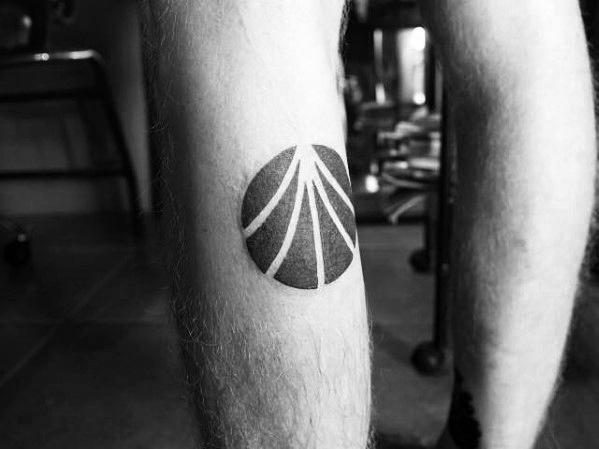 tatuaje simple pierna para hombre 06