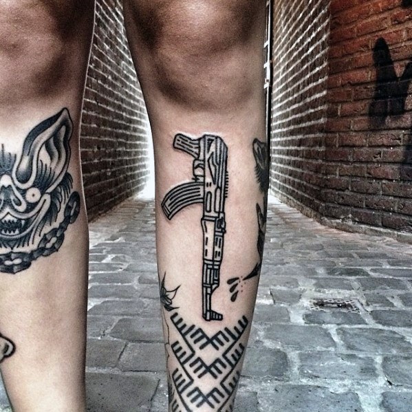 tatuaje simple pierna para hombre 09