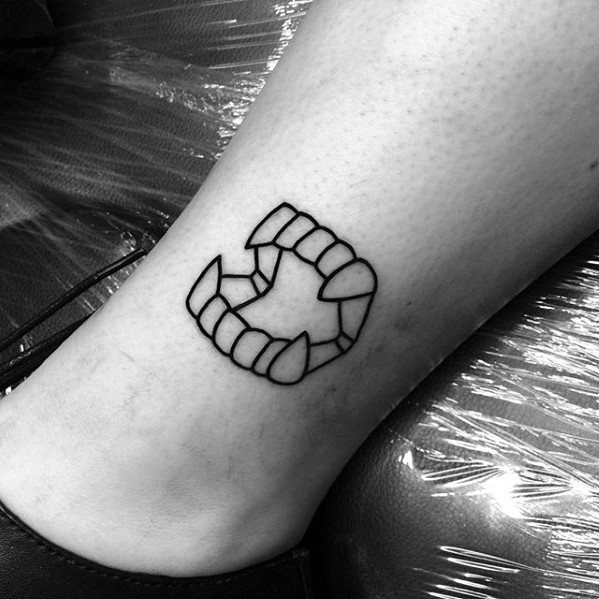 tatuaje simple pierna para hombre 27