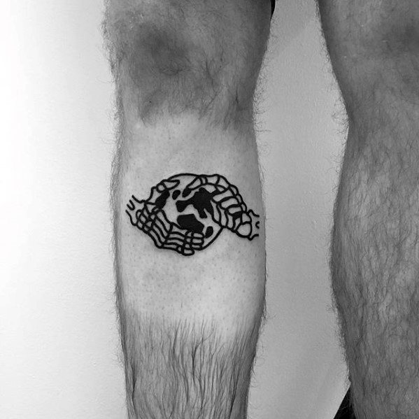 tatuaje simple pierna para hombre 31