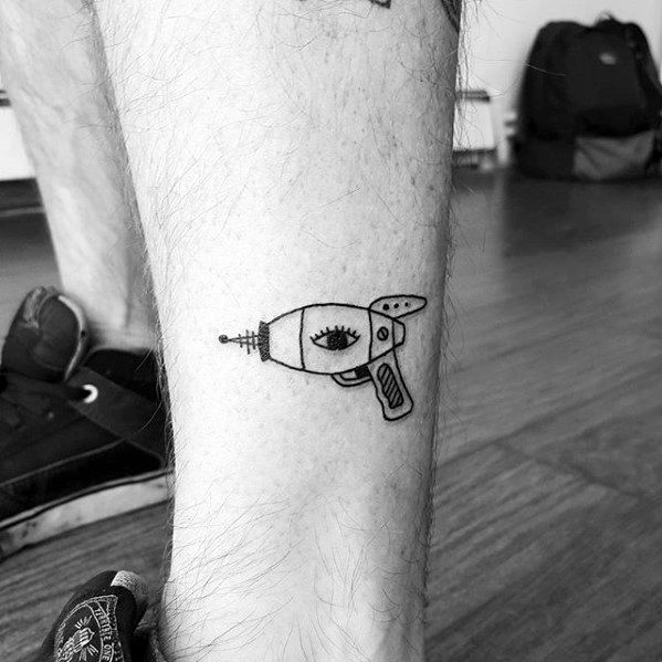 tatuaje simple pierna para hombre 33