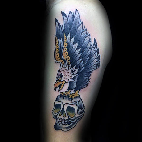 tatuaje tradicional pajaro para hombre 22
