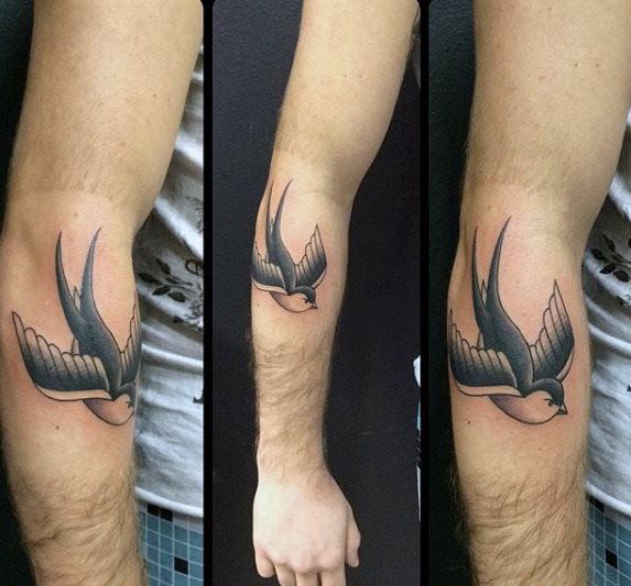 tatuaje tradicional pajaro para hombre 28